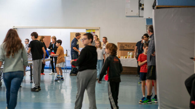 Belle effervescence en ce dimanche matin d’hiver, où 17 équipes se sont affrontées lors d’un tournoi qui s’impose peu à peu comme un classique du Cahors Tennis de Table.